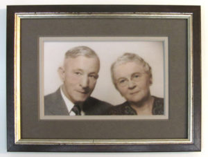 Photo restoration, printing and framing, in one place. Frame & I!